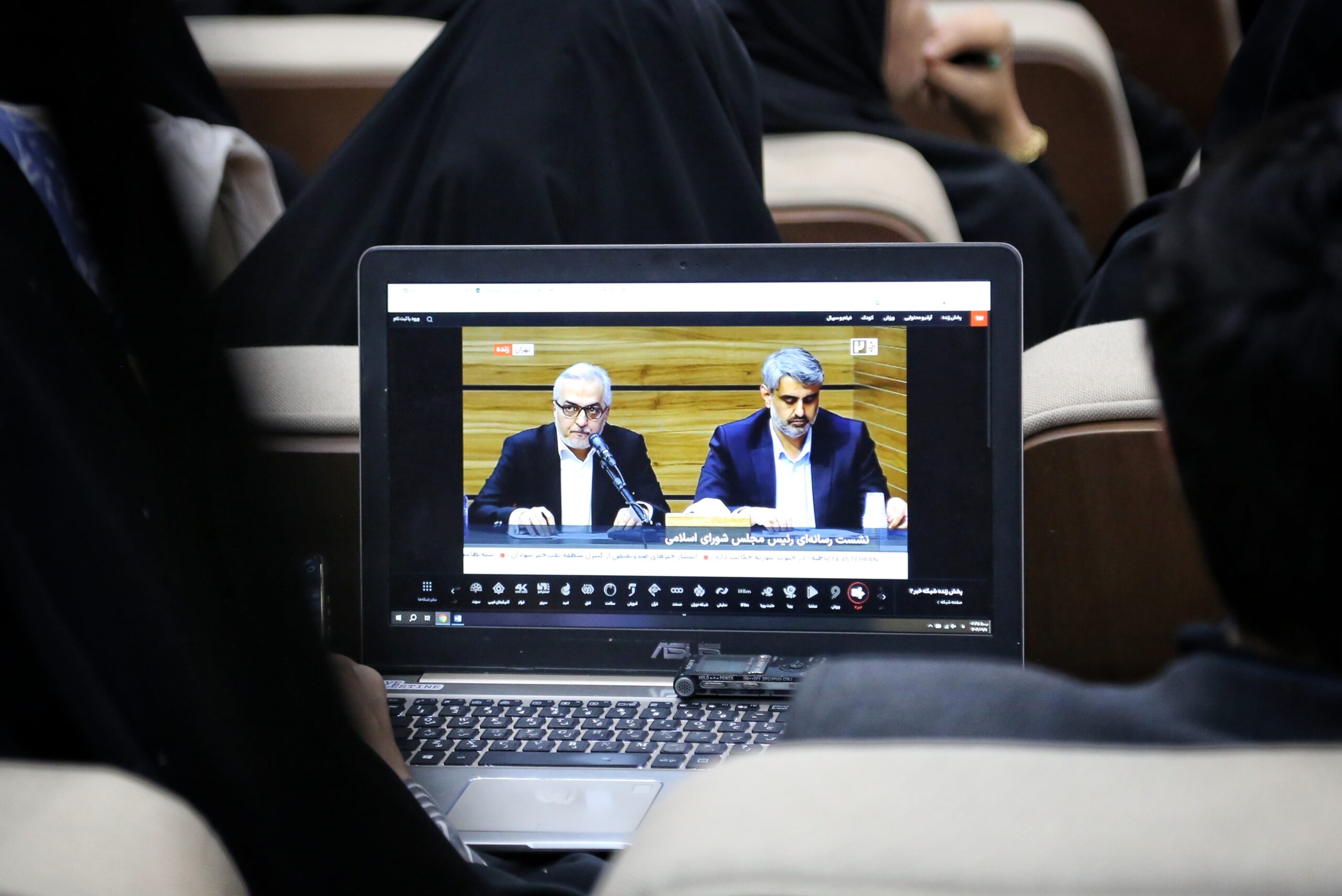 گزارش تصویری دومین نشست خبری دکتر قالیباف رئیس مجلس + زهرا سادات صحفی