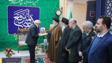 برگزاری آیین غبارروبی حرم امامزاده موسی مبرقع(ع) با حضور خانواده شهدای اغتشاشات اخیر