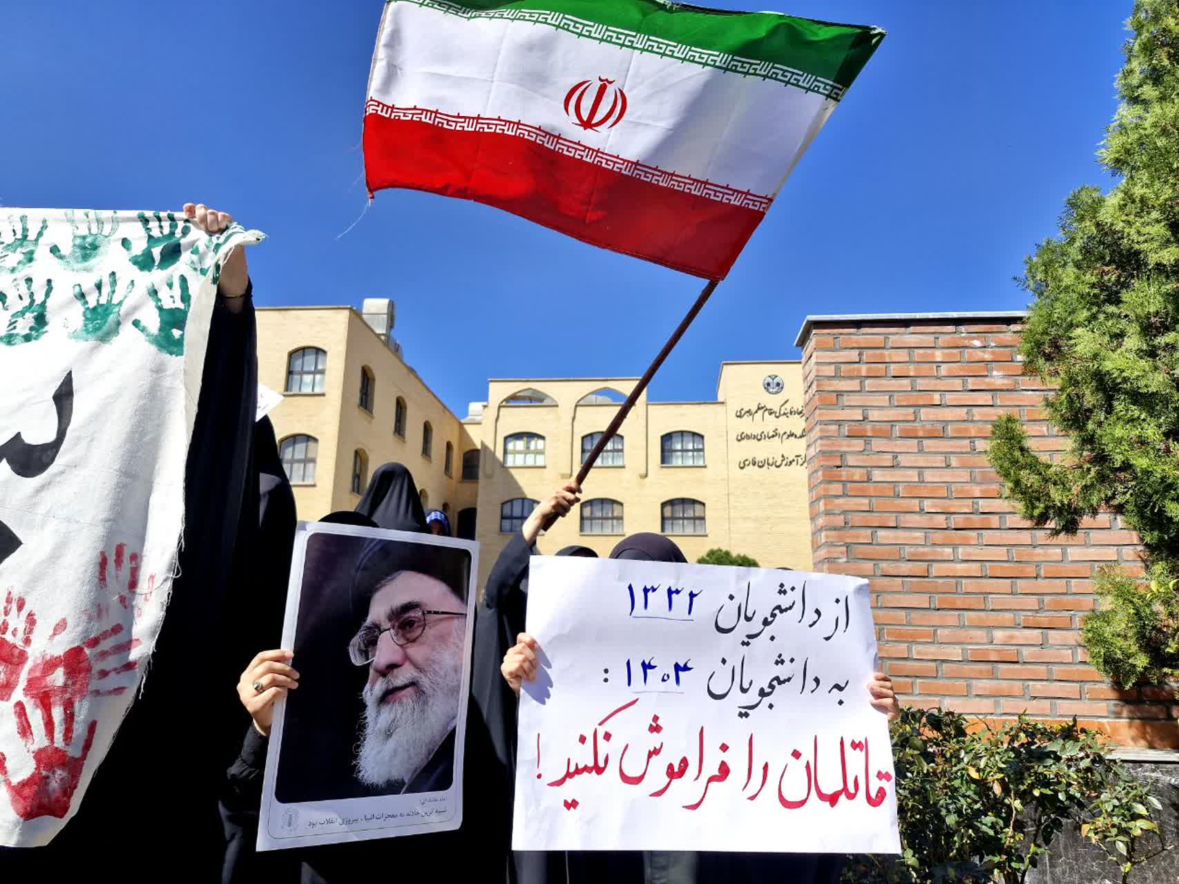 تجمع باشکوه دانشجویان قم در دفاع از قرآن و ولایت